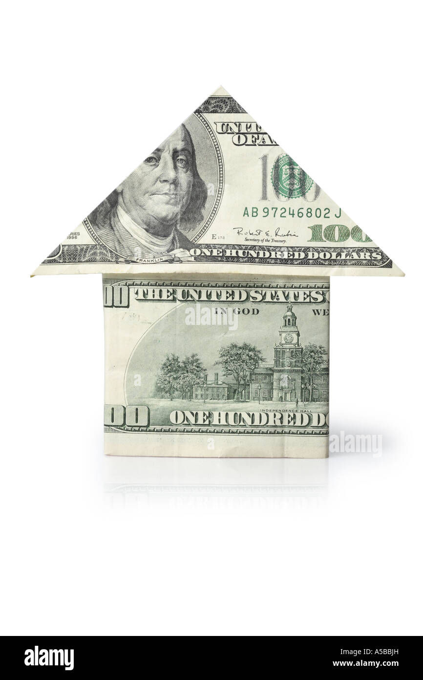Casa fatta di denaro ritagliata su sfondo bianco Foto Stock