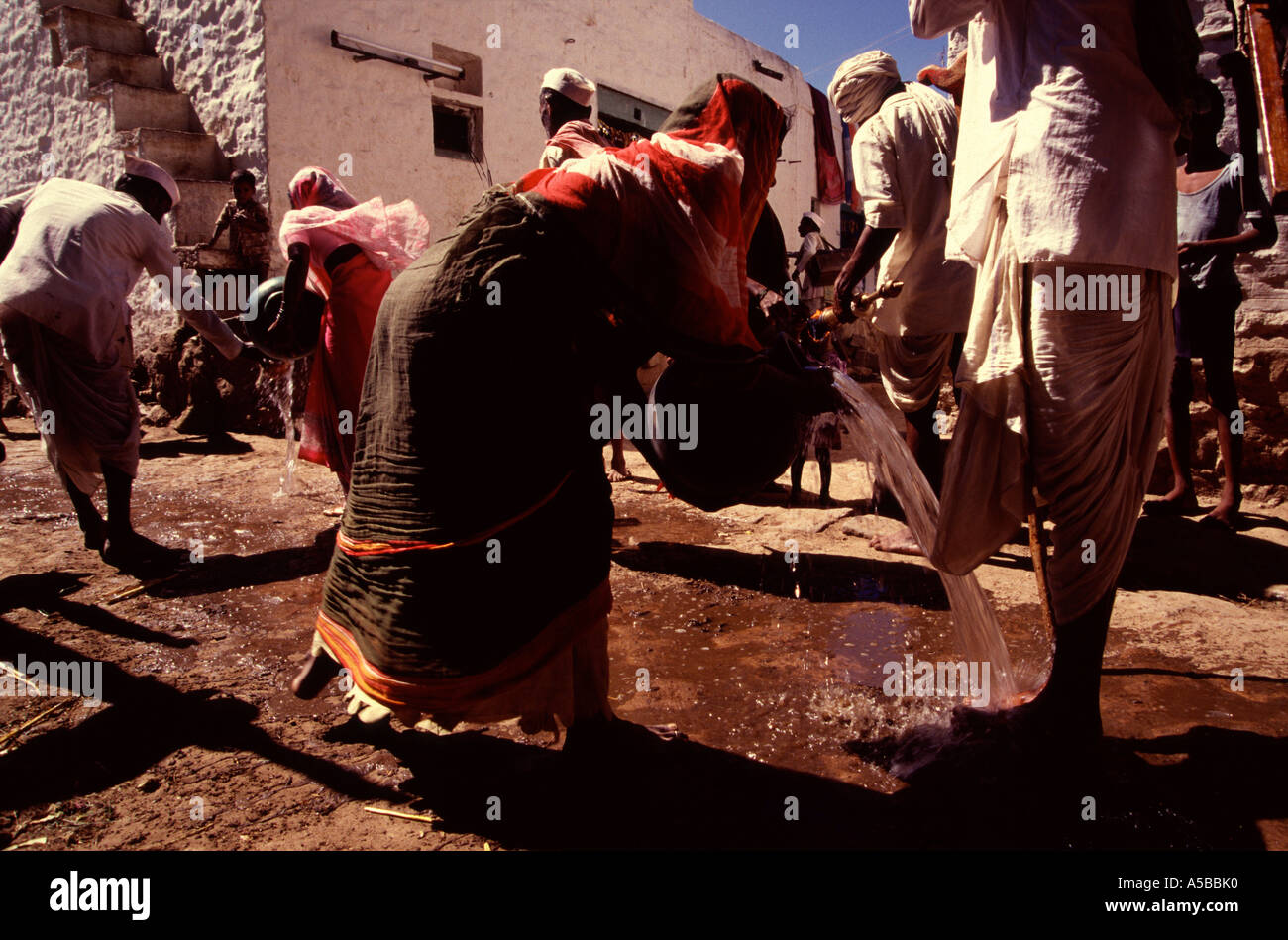 Le donne uomini di lavaggio piedi durante un rituale religioso personalizzato nel Tamil Nadu India Foto Stock