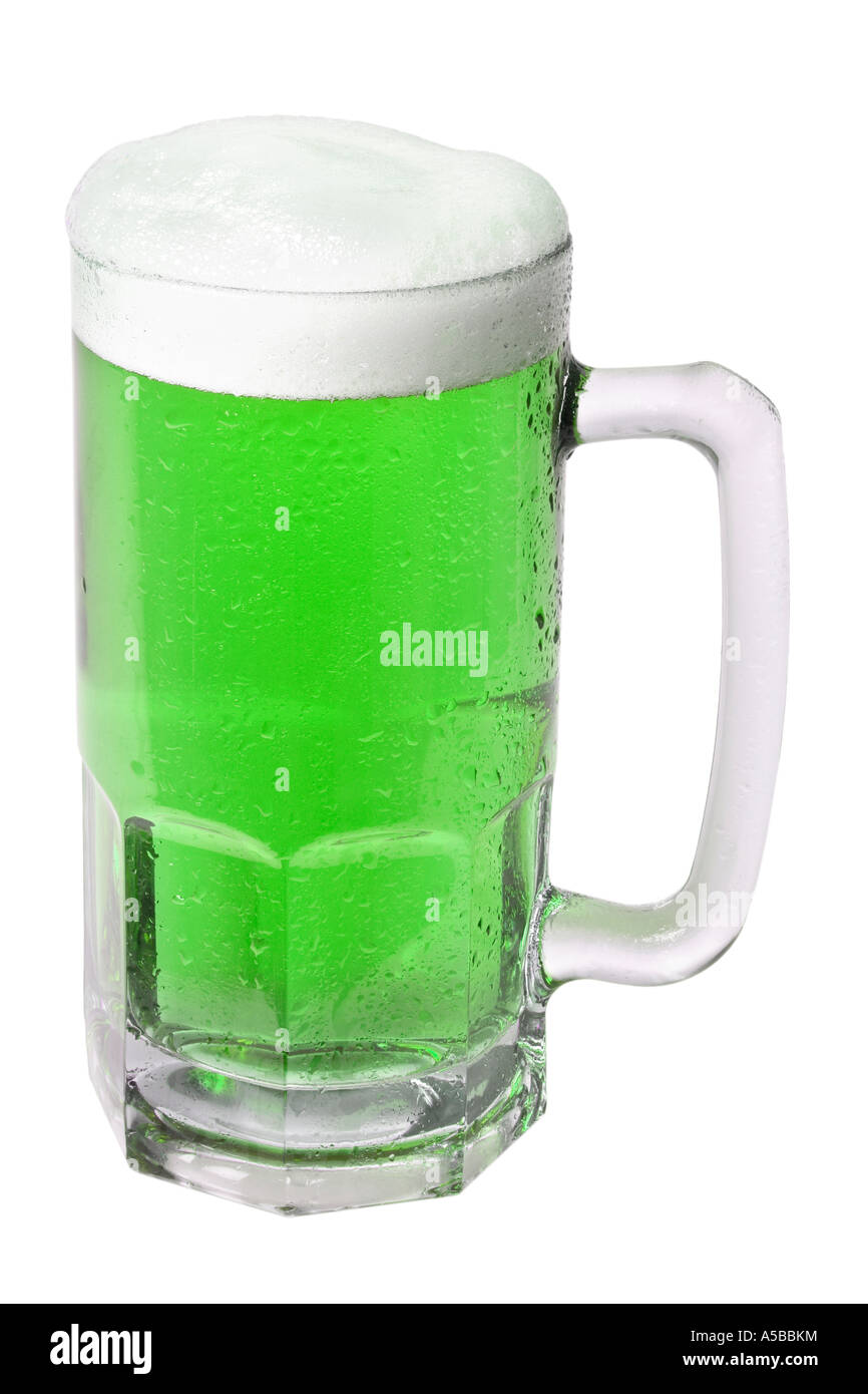 Birra verde; il giorno di San Patrizio tradizione ritagliata su sfondo bianco Foto Stock