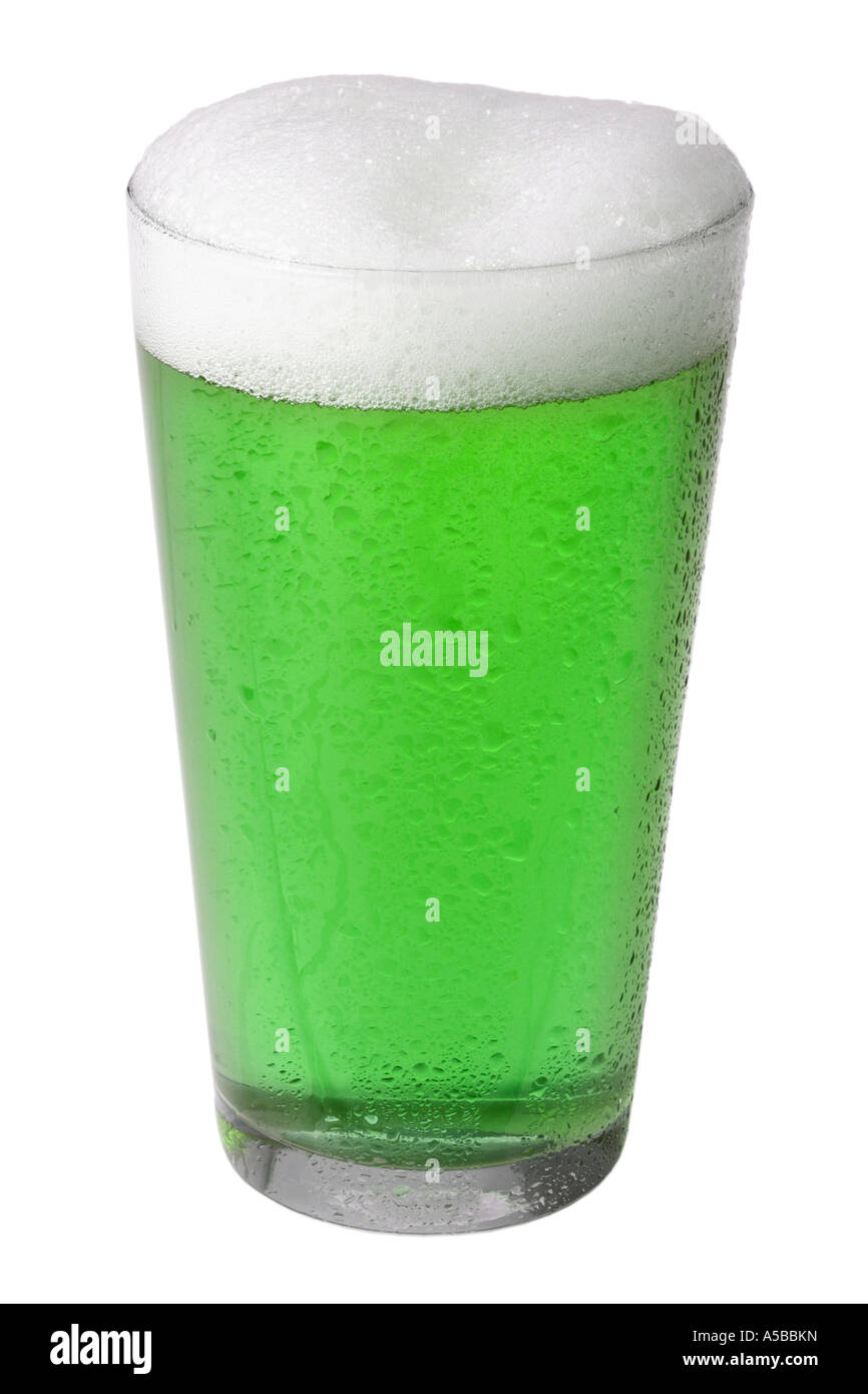 Birra verde; il giorno di San Patrizio tradizione ritagliata su sfondo bianco Foto Stock