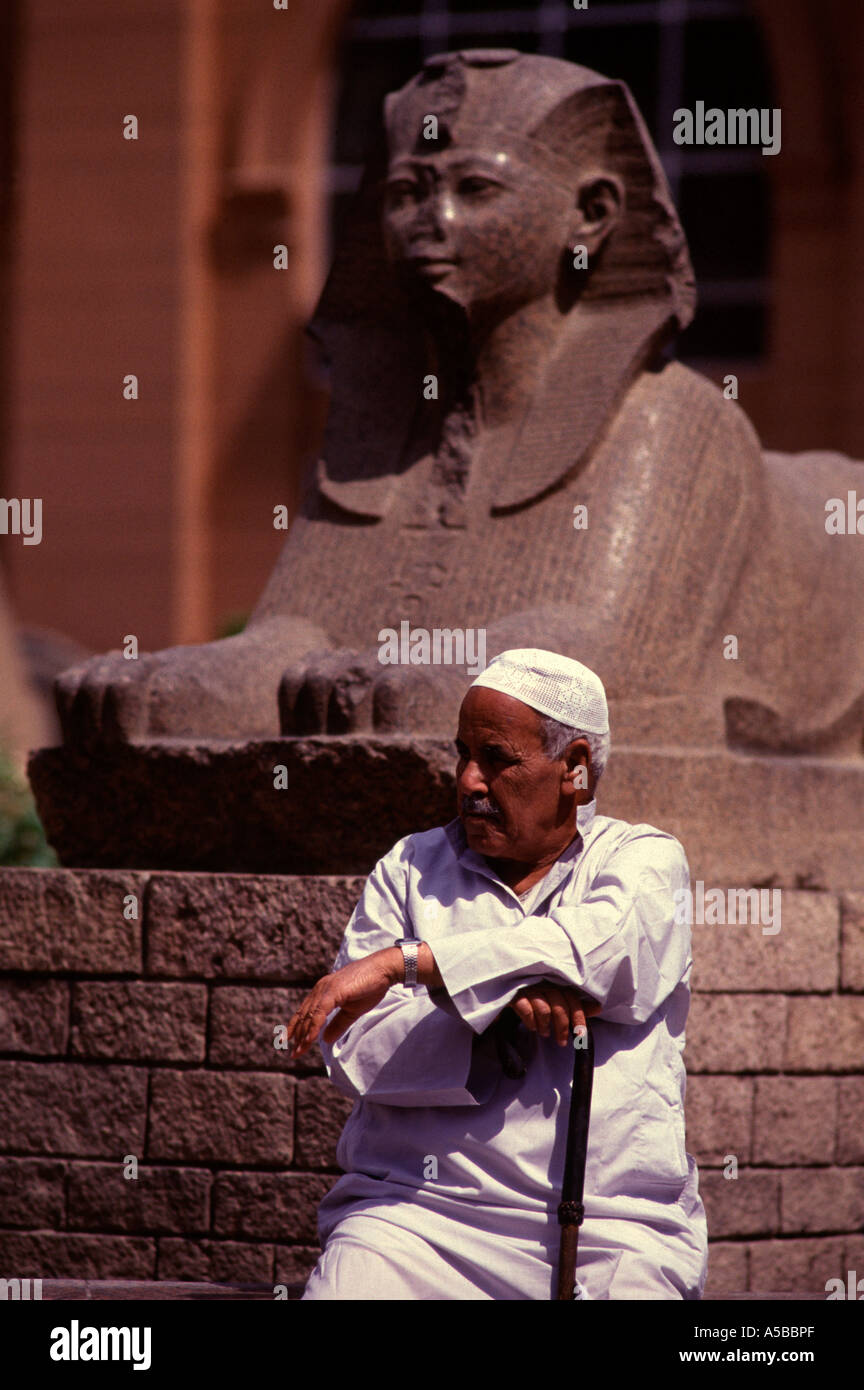 L'uomo anziano seduto accanto alla sfinge è fatto di granito ed è stato originariamente scoperto a Tanis. Nel cortile del Museo Egizio del Cairo in Egitto Foto Stock