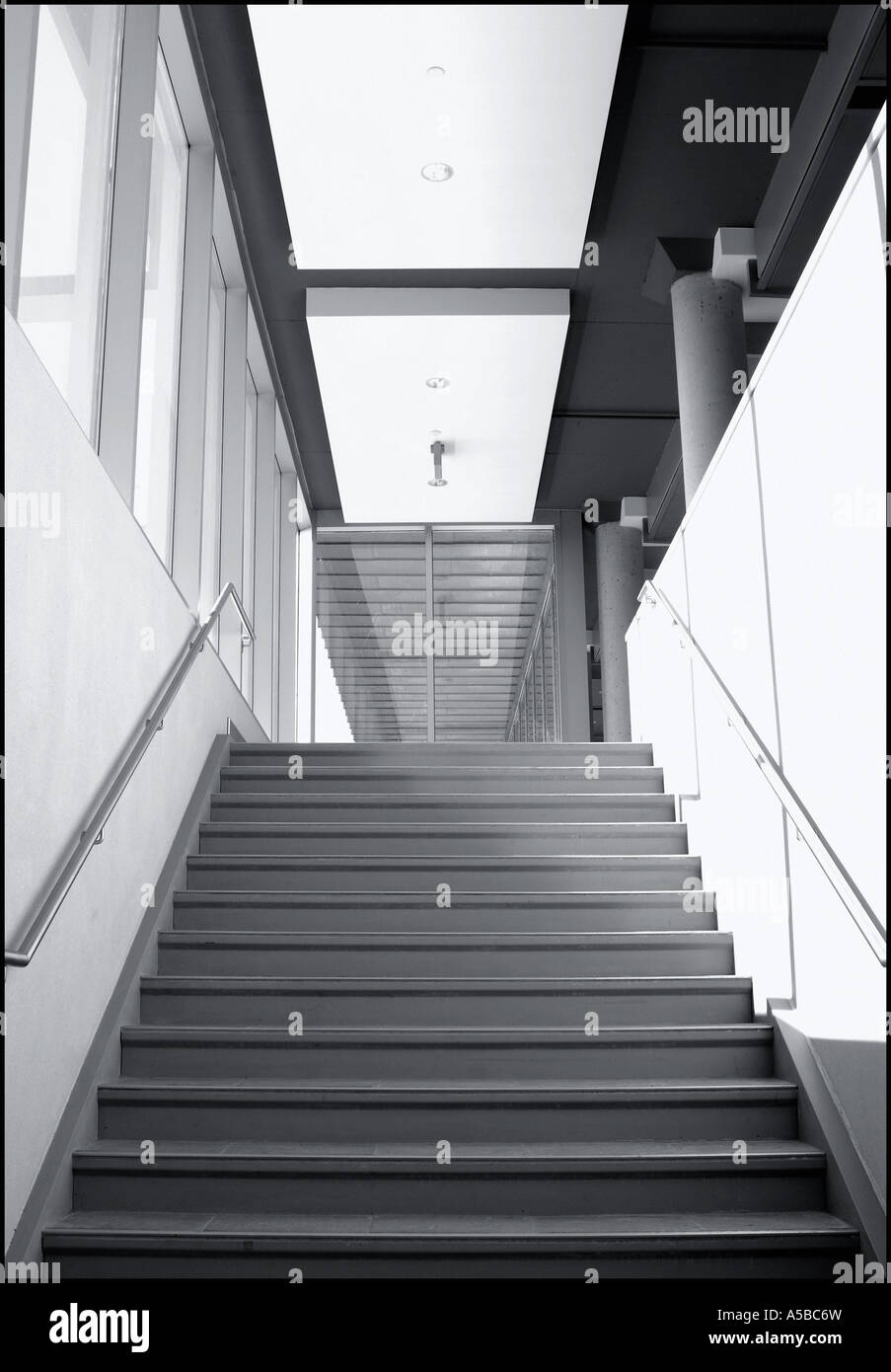 Composizione Architettonica della convergenza di scale, le pareti e le finestre. Foto Stock