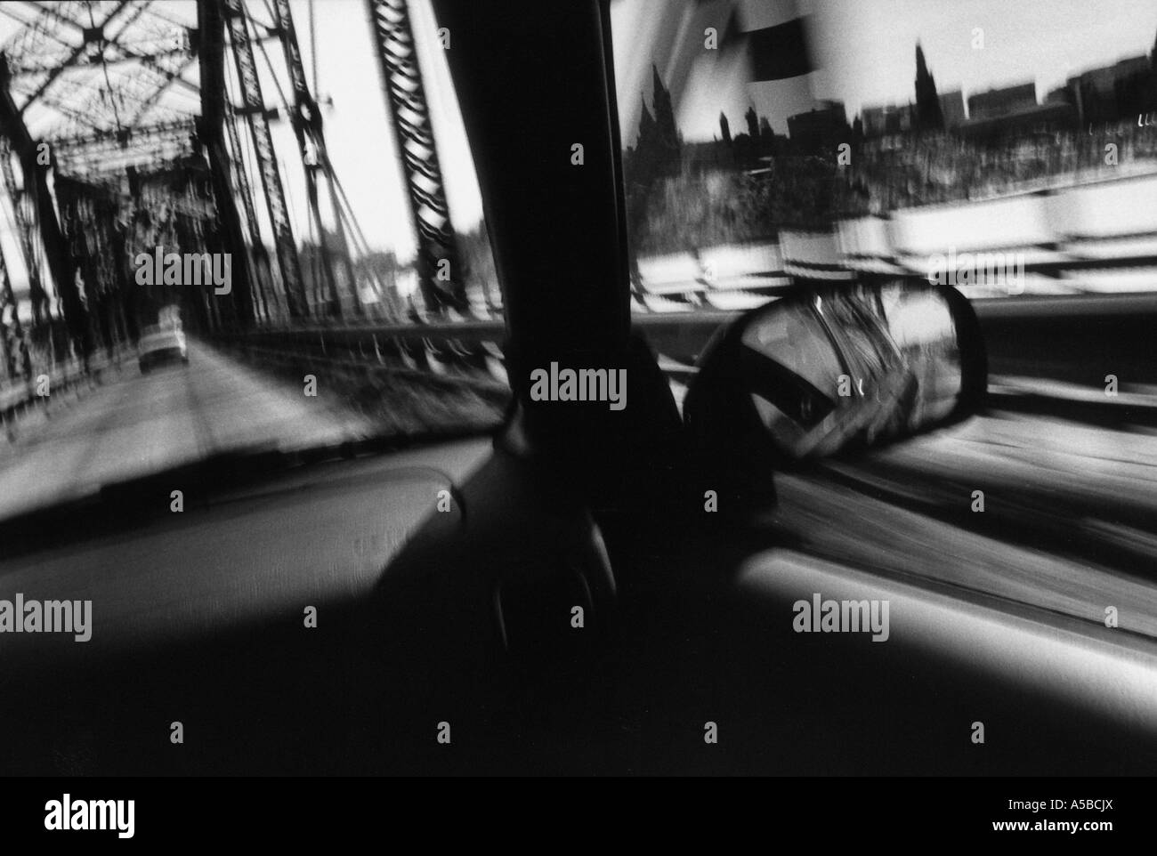 Interno di un automobile mentre si viaggia attraverso ponte. Foto Stock