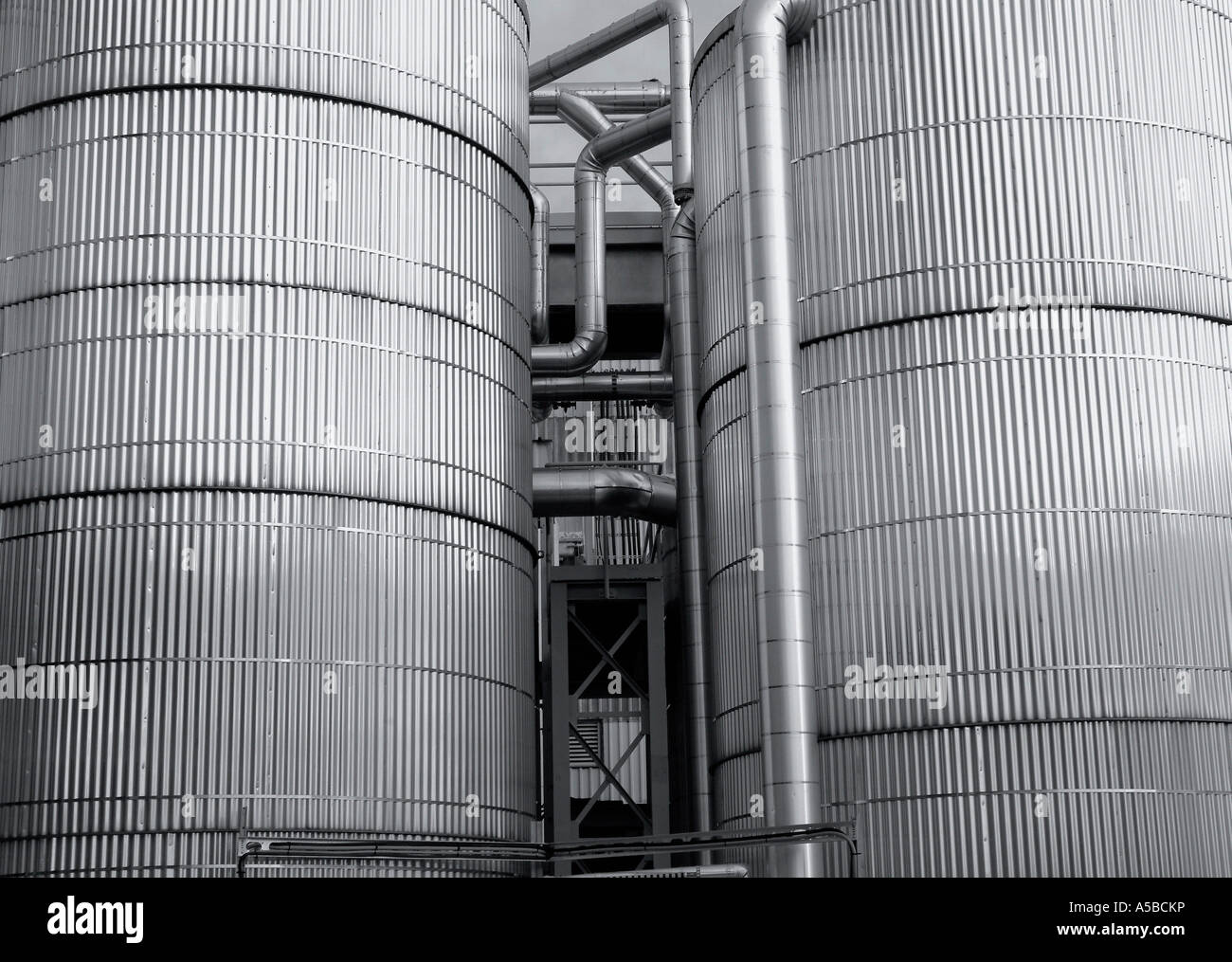 Grandi industriali metallici dei serbatoi di stoccaggio. Foto Stock
