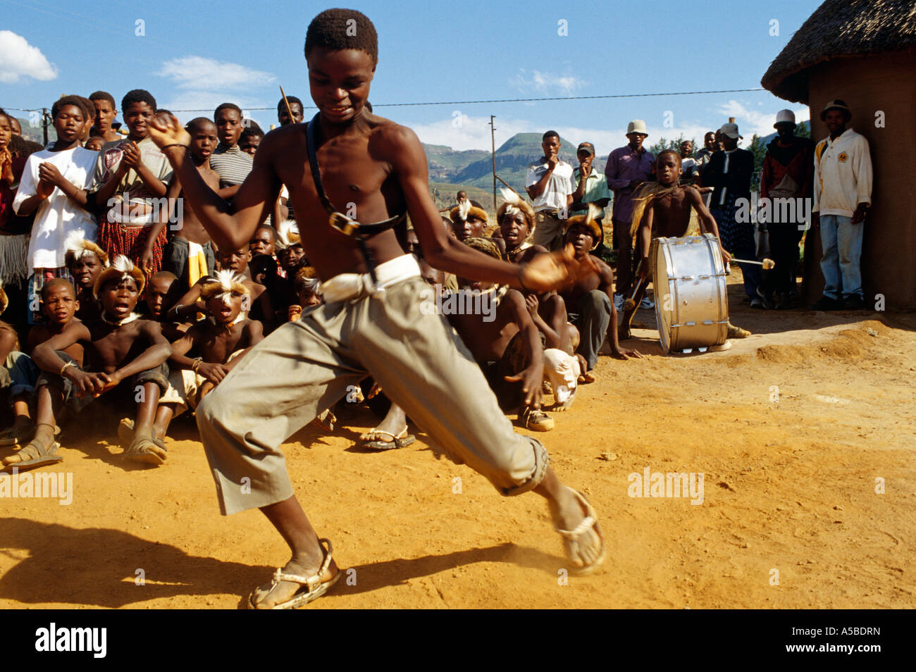 Gli abitanti dei villaggi locali di eseguire la tradizionale danza Zulu, Sud Africa Foto Stock