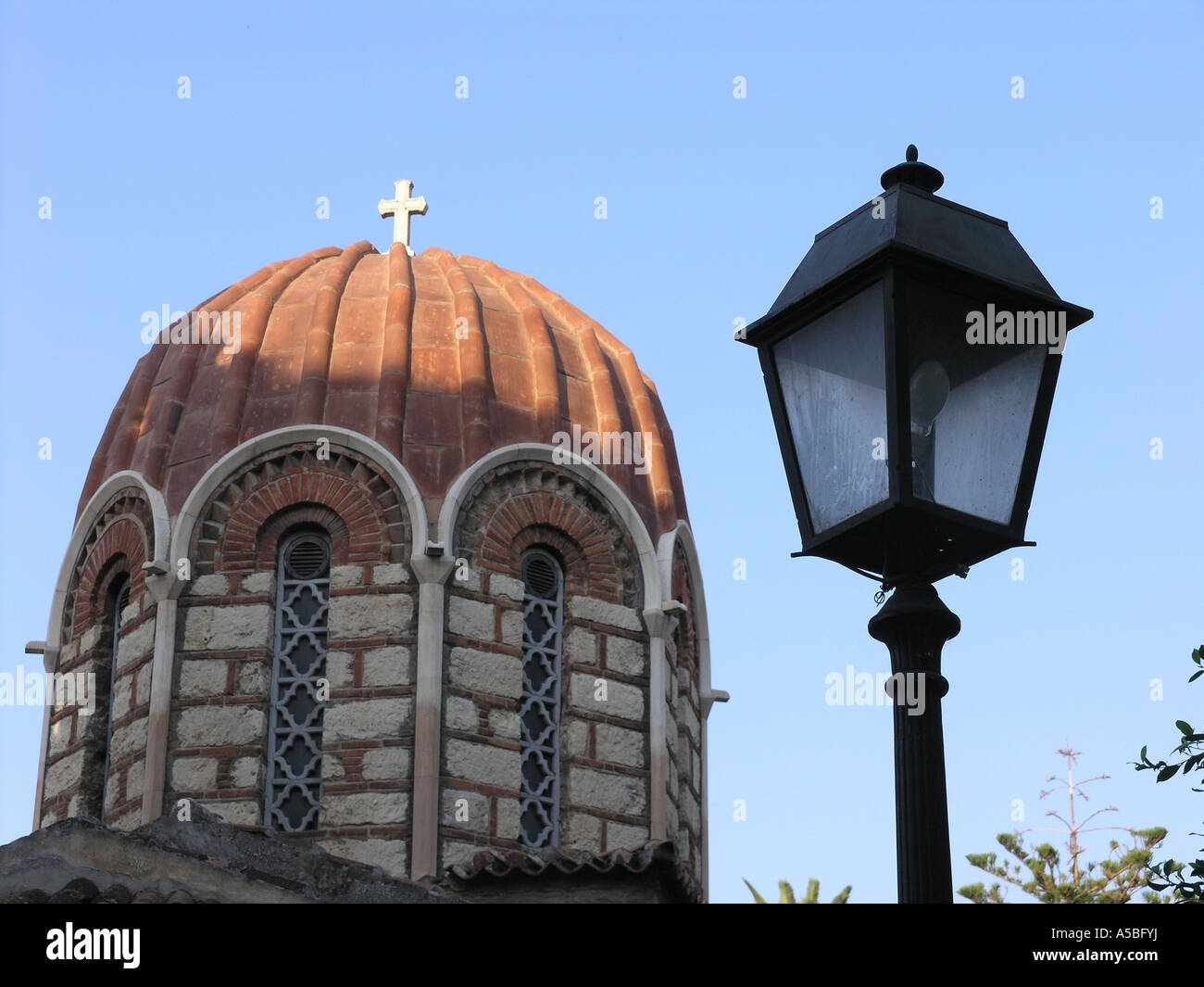 Torre della chiesa ortodossa di Agia Ekaterini nella città vecchia di Plaka Foto Stock