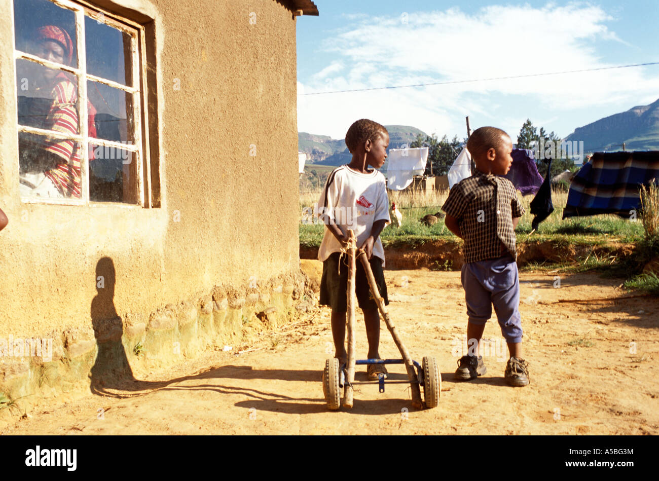 I bambini africani giocando fuori casa, Sud Africa Foto Stock