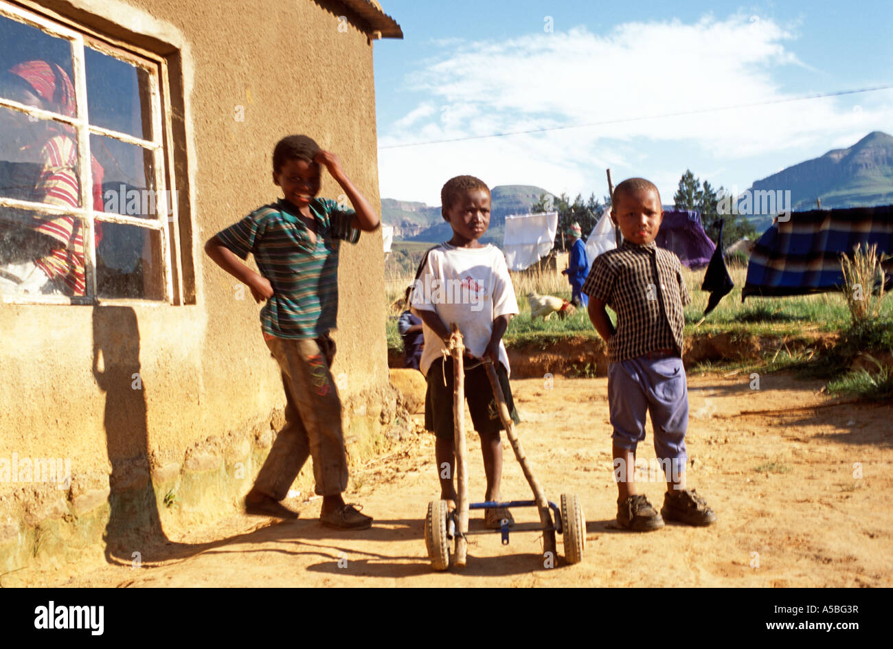 I bambini africani a giocare al di fuori del Sud Africa Foto Stock