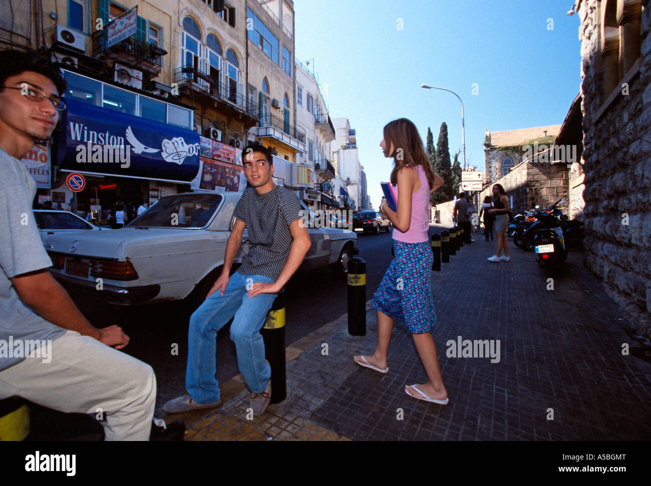 Gli studenti al di fuori della American University di Beirut Foto Stock