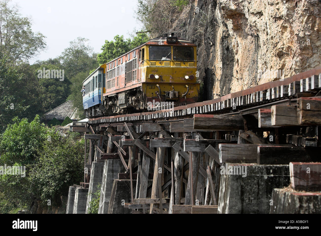 Daily treno turistico sul ponte a traliccio viadotto ferroviario della Birmania Thailandia Foto Stock