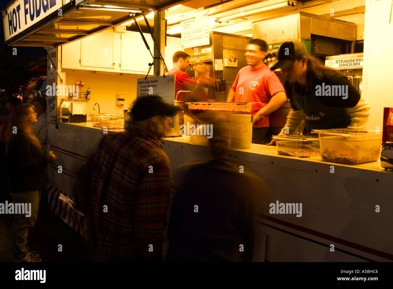 Rivenditori di gelati ad una fiera Foto Stock