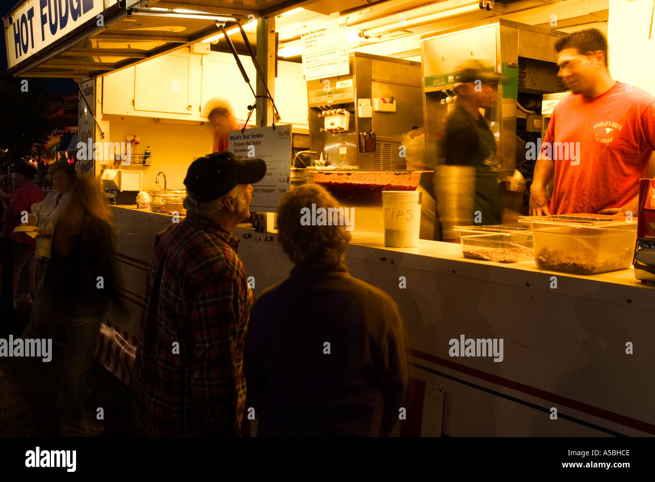 Rivenditori di gelati ad una fiera Foto Stock
