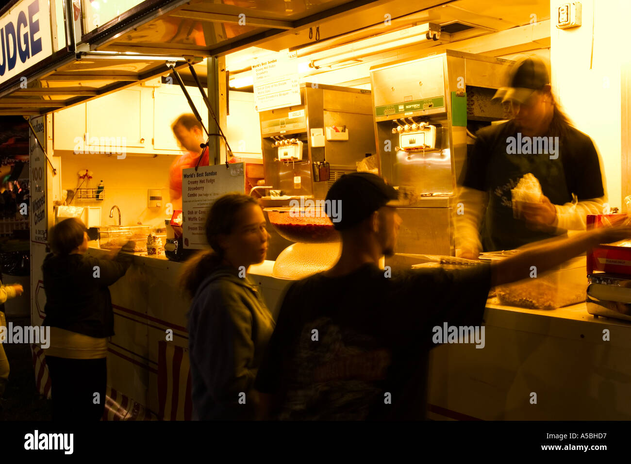 Rivenditori di gelati ad una fiera Foto Stock