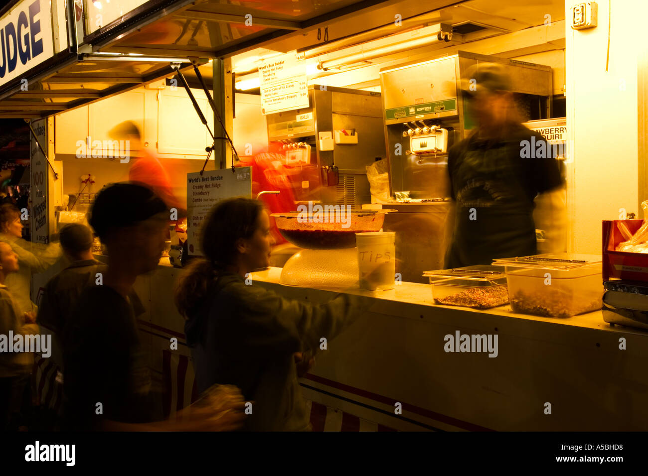 Rivenditori di gelati ad una fiera Foto Stock