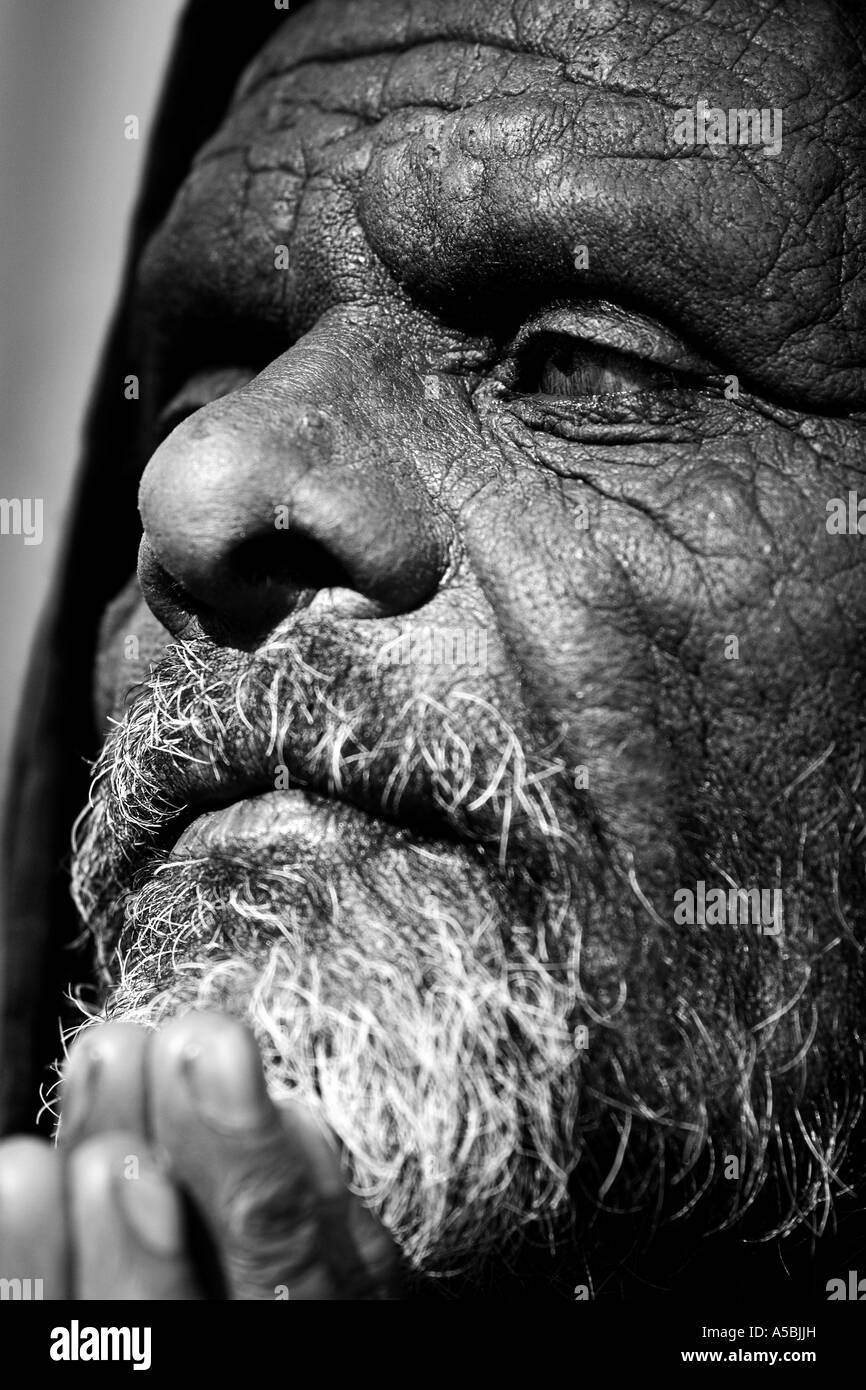 Uomo indiano che guarda lontano con le mani nel messaggio di saluto. Andhra Pradesh, India. In bianco e nero Foto Stock