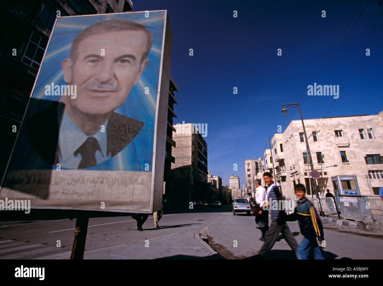 Un grande ritratto di Hafez al Assad in Siria Foto Stock