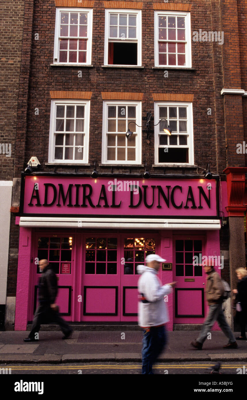 Gli uomini a camminare lungo la Admiral Duncan gay pub di Soho Londra Foto Stock