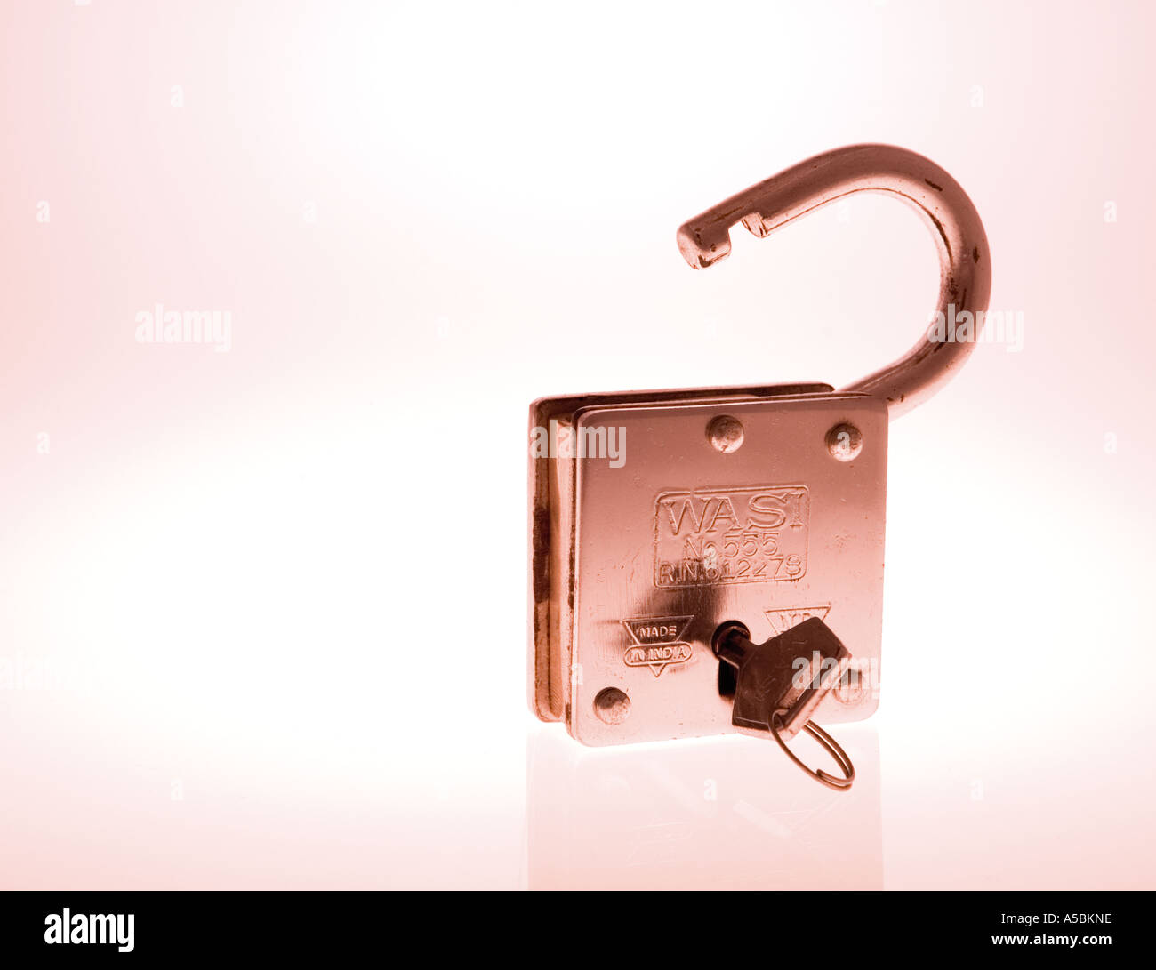 Aprire il dispositivo di bloccaggio con la chiave nella toppa di chiave Foto Stock