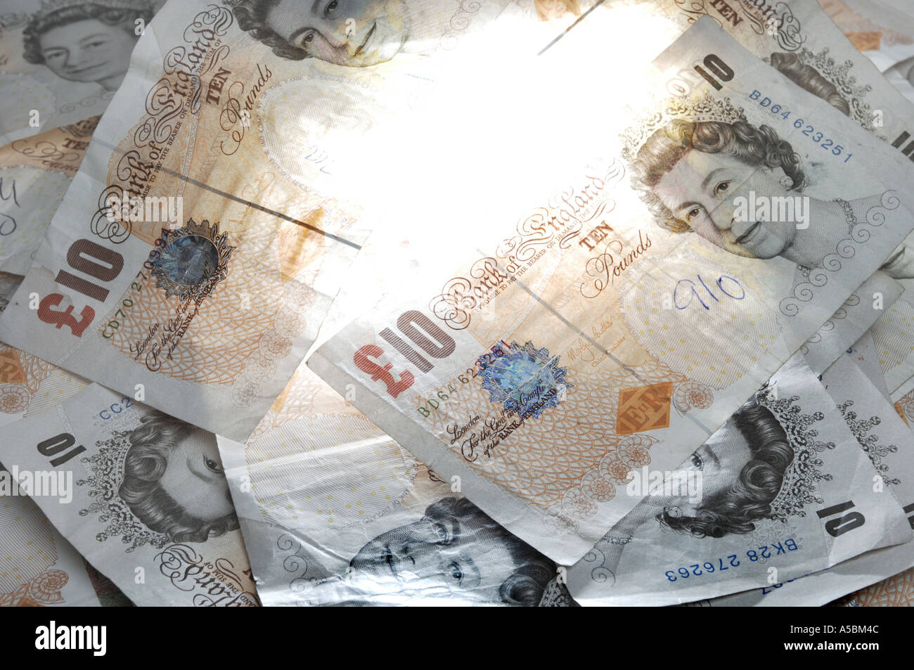 Un mucchio di dieci British pound banconote denaro Foto Stock