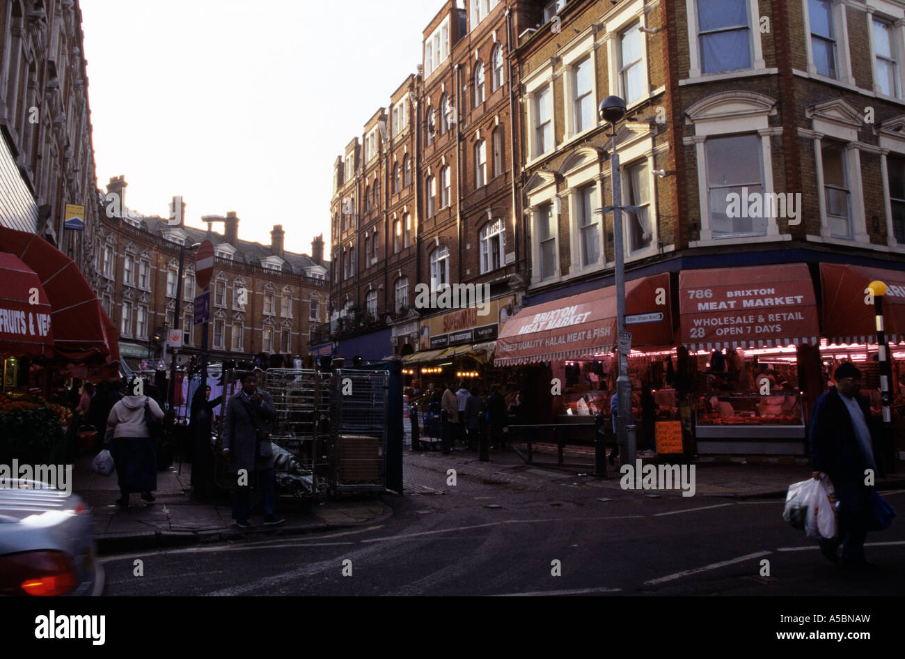 Una giornata al mercato di Brixton a Londra REGNO UNITO Foto Stock