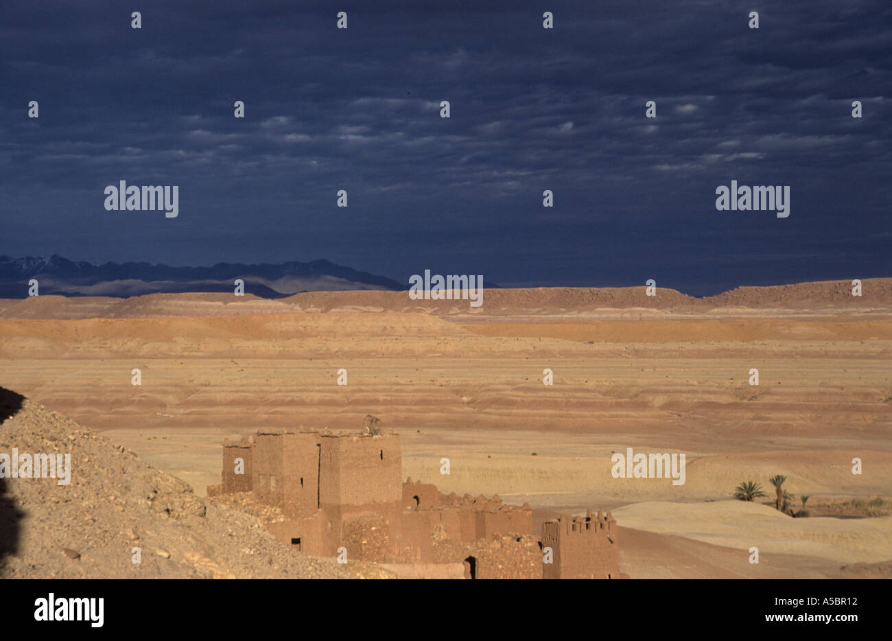 Ait Ben Haddou fortezza sotto il cielo tempestoso Valle di Draa Marocco Foto Stock