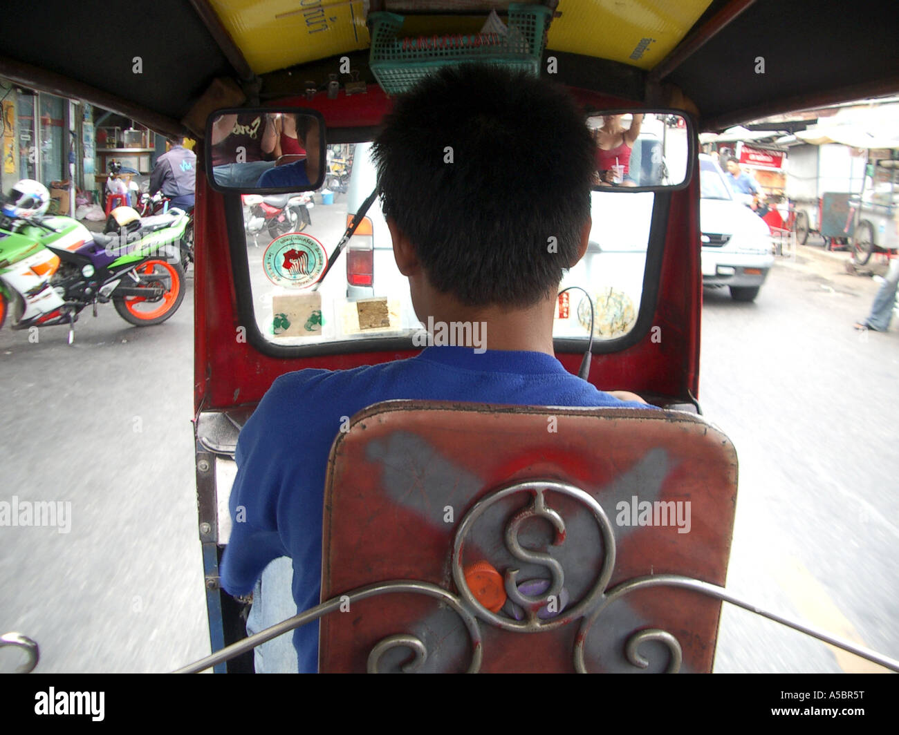 Un Tuk Tuk in bici per le strade di Bangkok Foto Stock