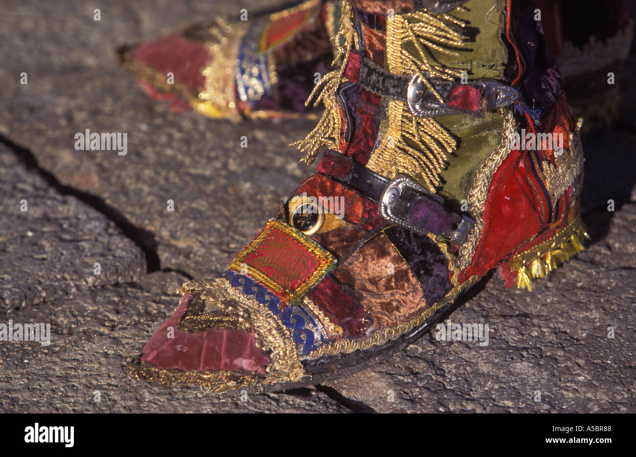 Italia medievale decorativo pattini usurati al Carnevale di Venezia Foto Stock