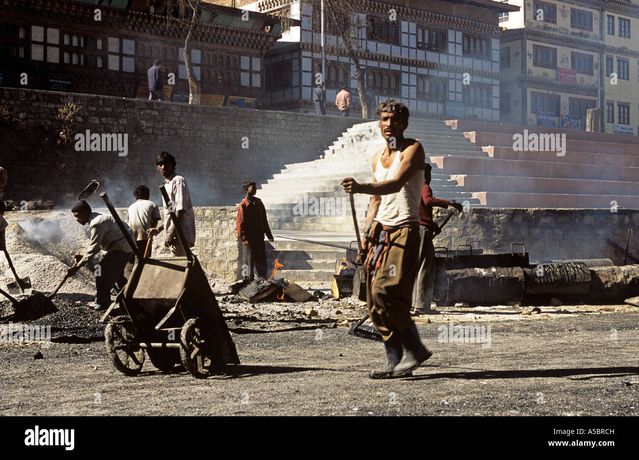 Operai della costruzione al cantiere, Kathmandu, Nepal Foto Stock