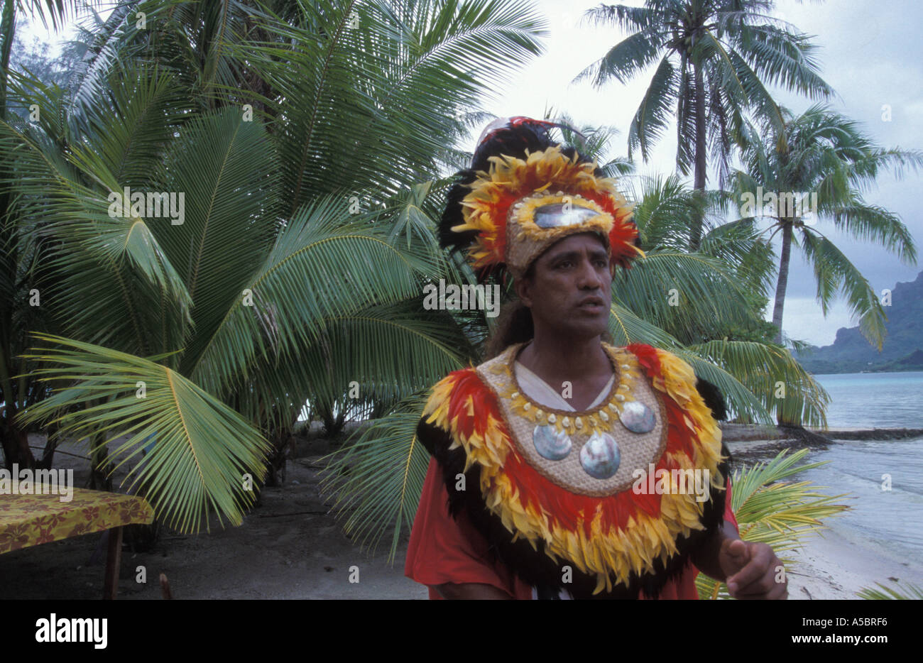 Matrimonio Tradizionale sacerdote Bora Bora Tahiti Sud Pacifico Isole Tuamotu Foto Stock