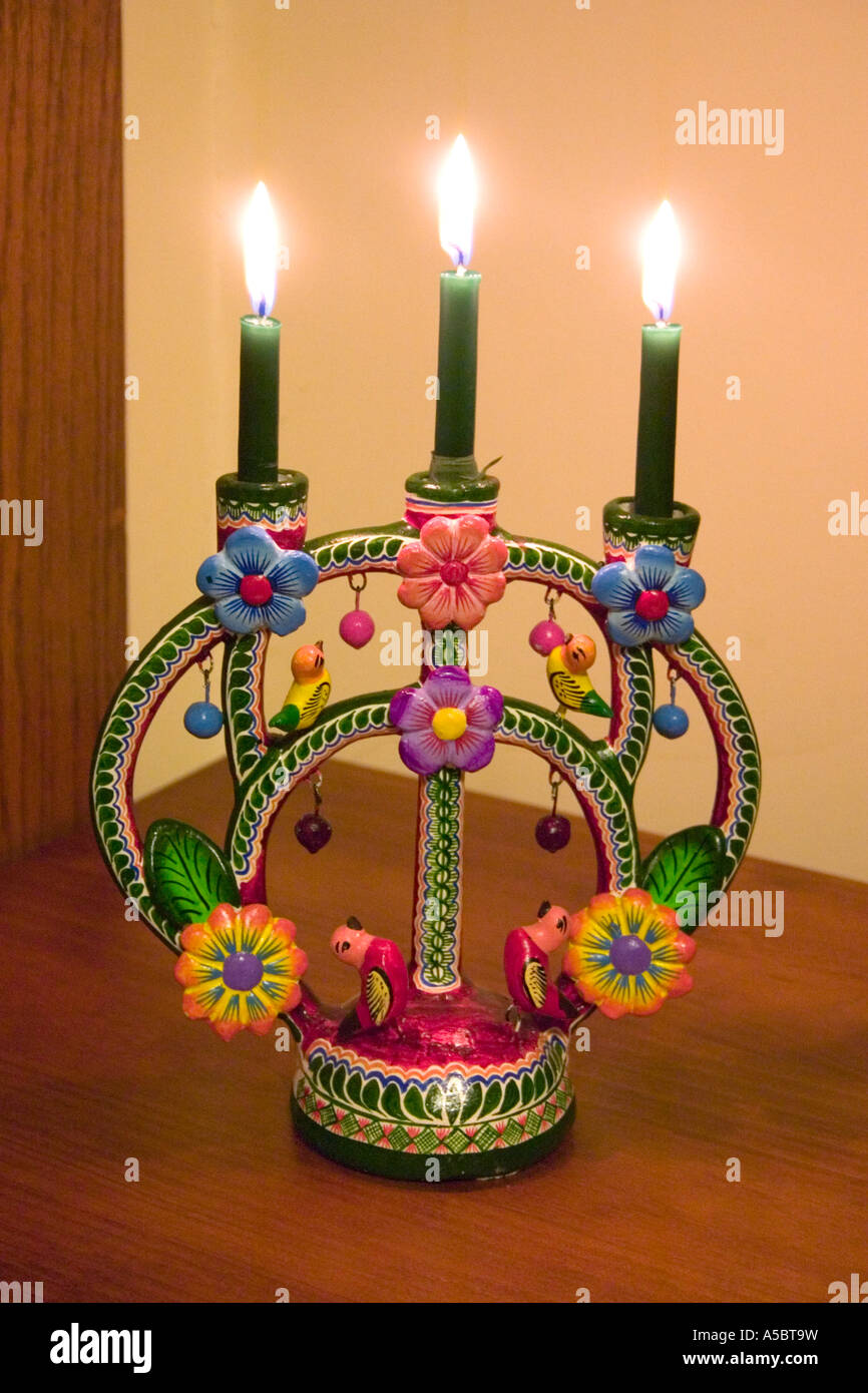 Fantasiosa decorativo porcellana fiore titolare per tre candele. St Paul Minnesota USA Foto Stock