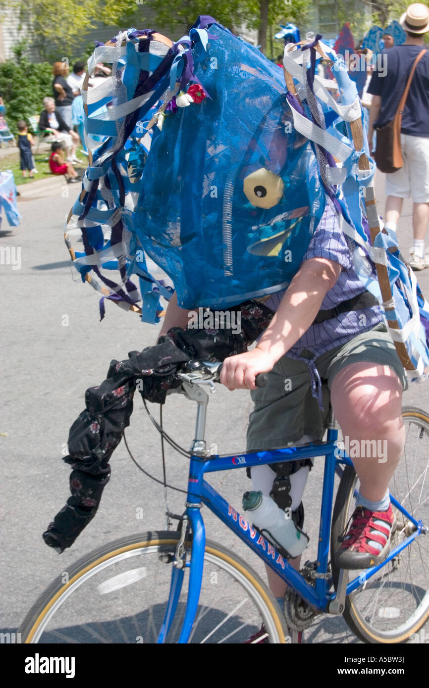 In carta pesta animale su una bicicletta. Nel cuore della bestia giorno di maggio il Festival e sfilata Minneapolis Minnesota USA Foto Stock