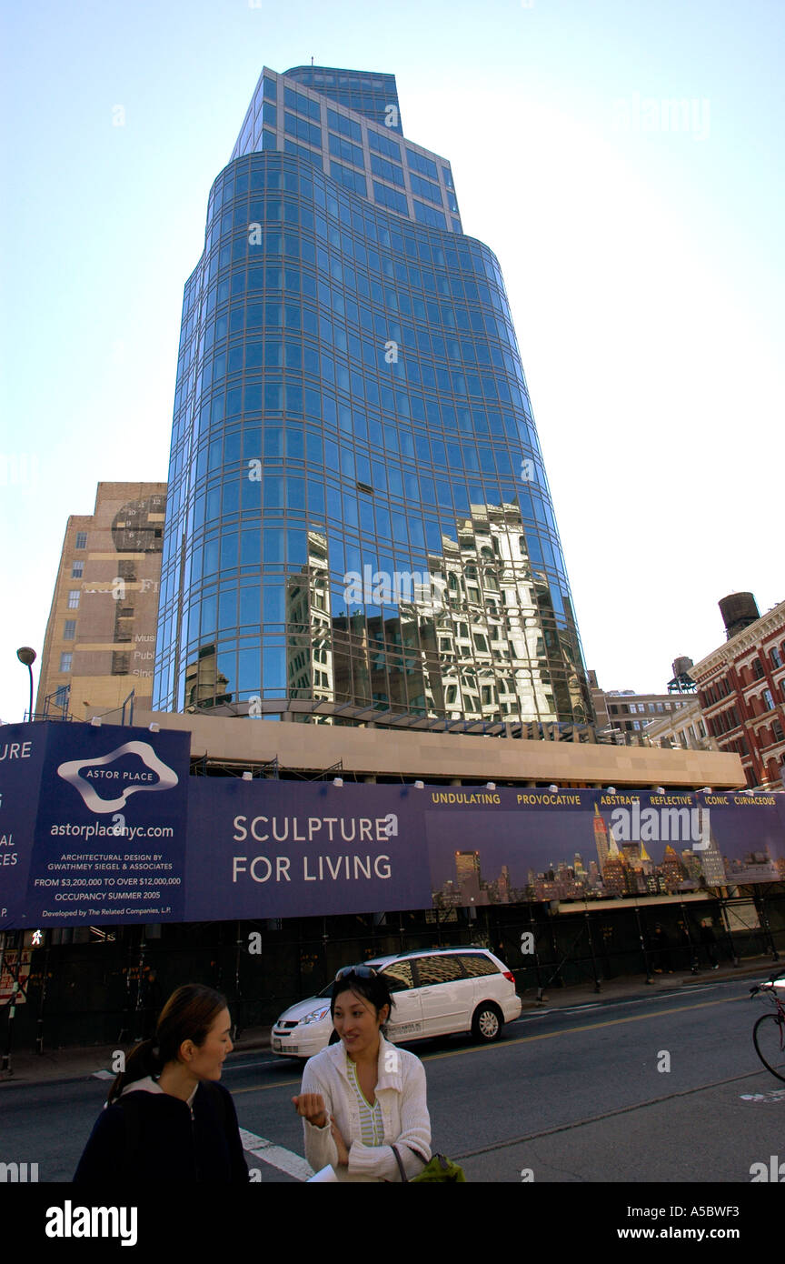Una parete di vetro edificio in costruzione sul luogo di Astor nell'East Village Foto Stock
