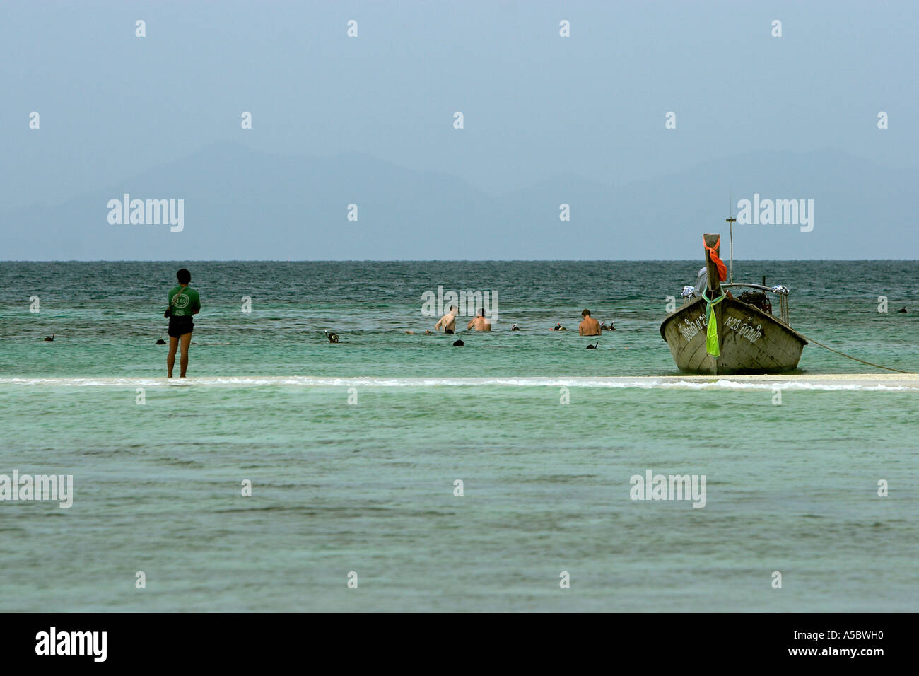 I visitatori lo snorkel off la bassa marea sabbia bar tra Ko Tup e Ko Kai isole vicino Krabi Thailandia Foto Stock