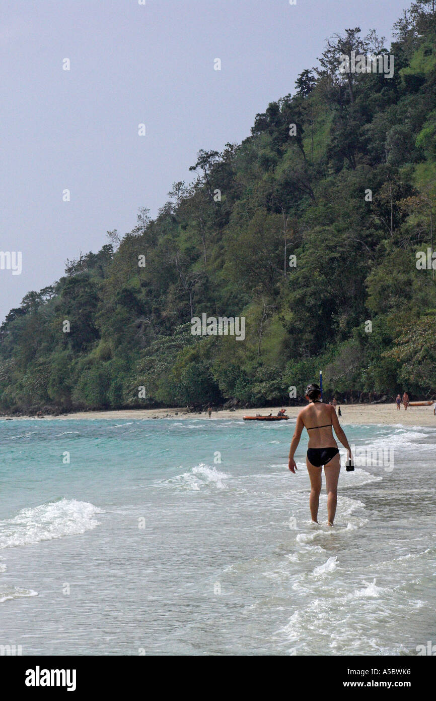 Donna in bikini cammina con la bassa marea sulla sabbia emergenti bar tra Ko Tup e Ko Kai o Gai vicino a Krabi Thailandia Foto Stock