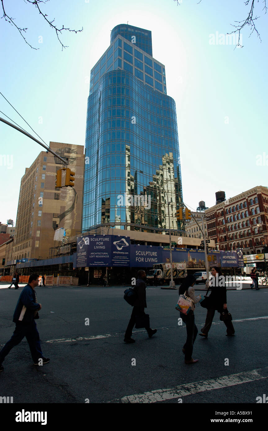 Una parete di vetro edificio in costruzione sul luogo di Astor nell'East Village Foto Stock