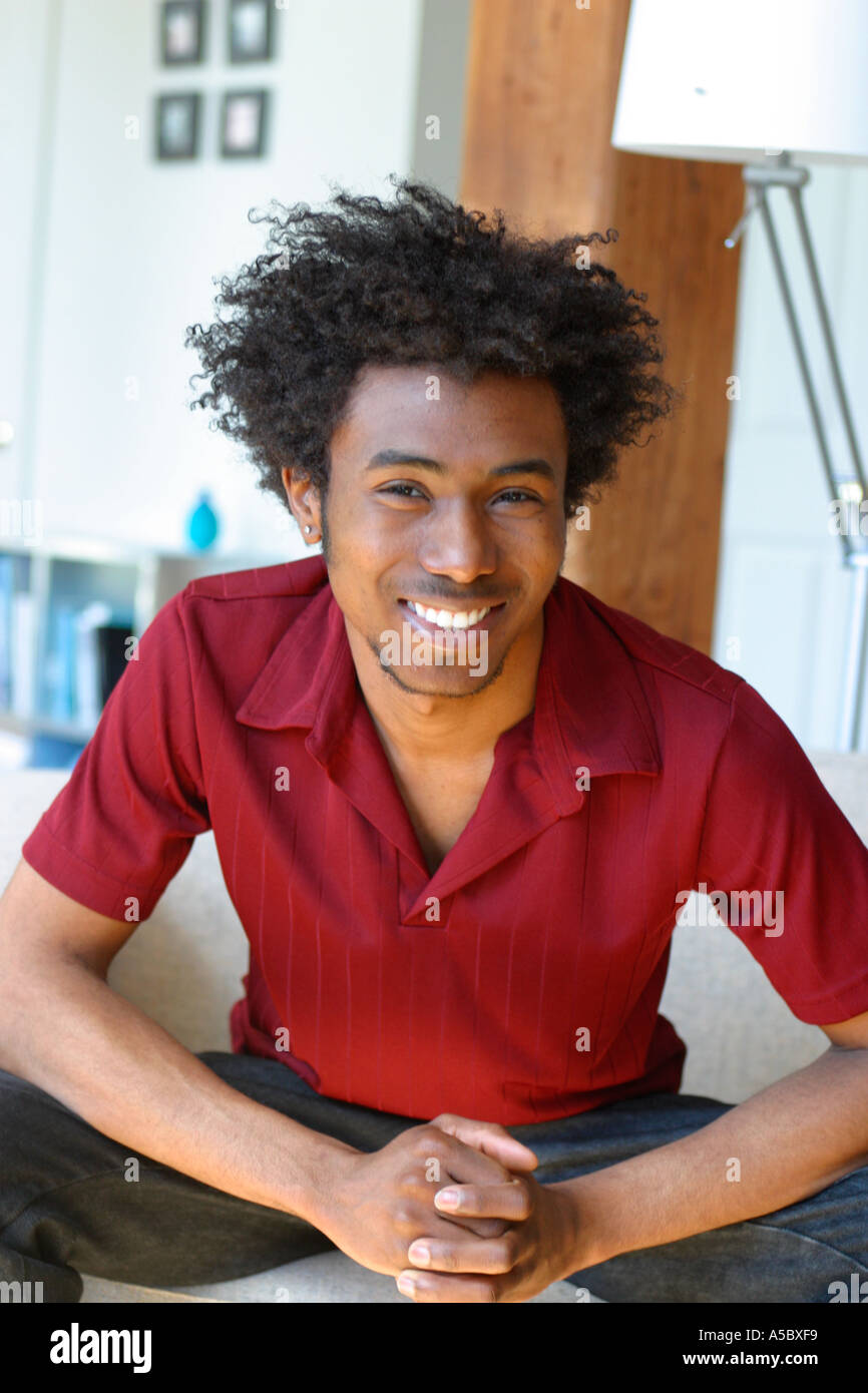 African American uomo in un momento di relax a casa Foto Stock