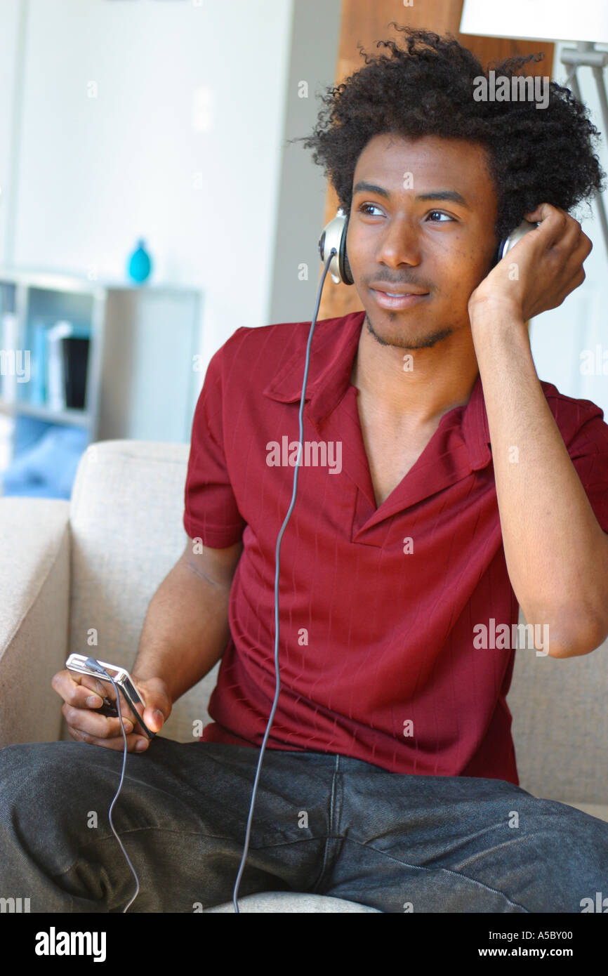 African American uomo in un momento di relax a casa Foto Stock