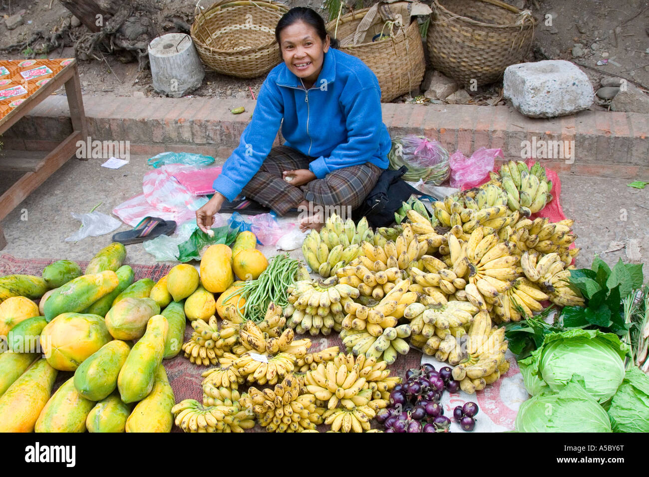 Fornitore di frutta nel mercato Luang Prabang Laos Foto Stock