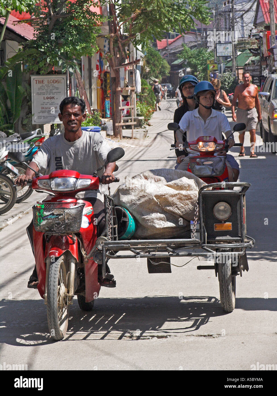 Consegna sidecar moto strada principale Spiaggia Bo Phut Ko Samui Thailandia Foto Stock