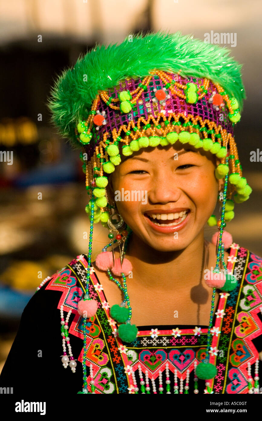Ragazza Hmong in abito tradizionale divieto Khua 1 vicino a Luang Prabang, Laos Foto Stock
