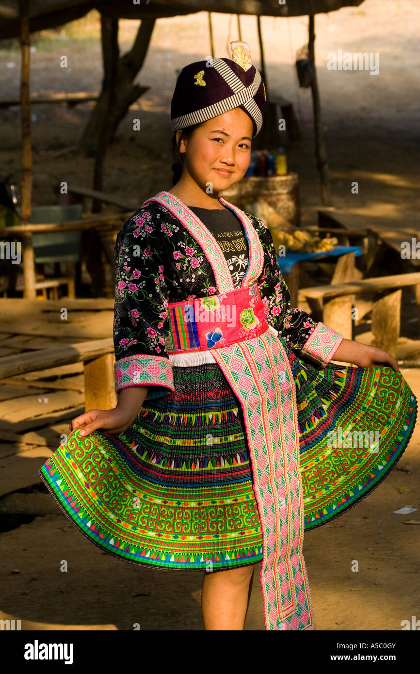 Ragazza Hmong in abito tradizionale divieto Khua 1 vicino a Luang Prabang, Laos Foto Stock
