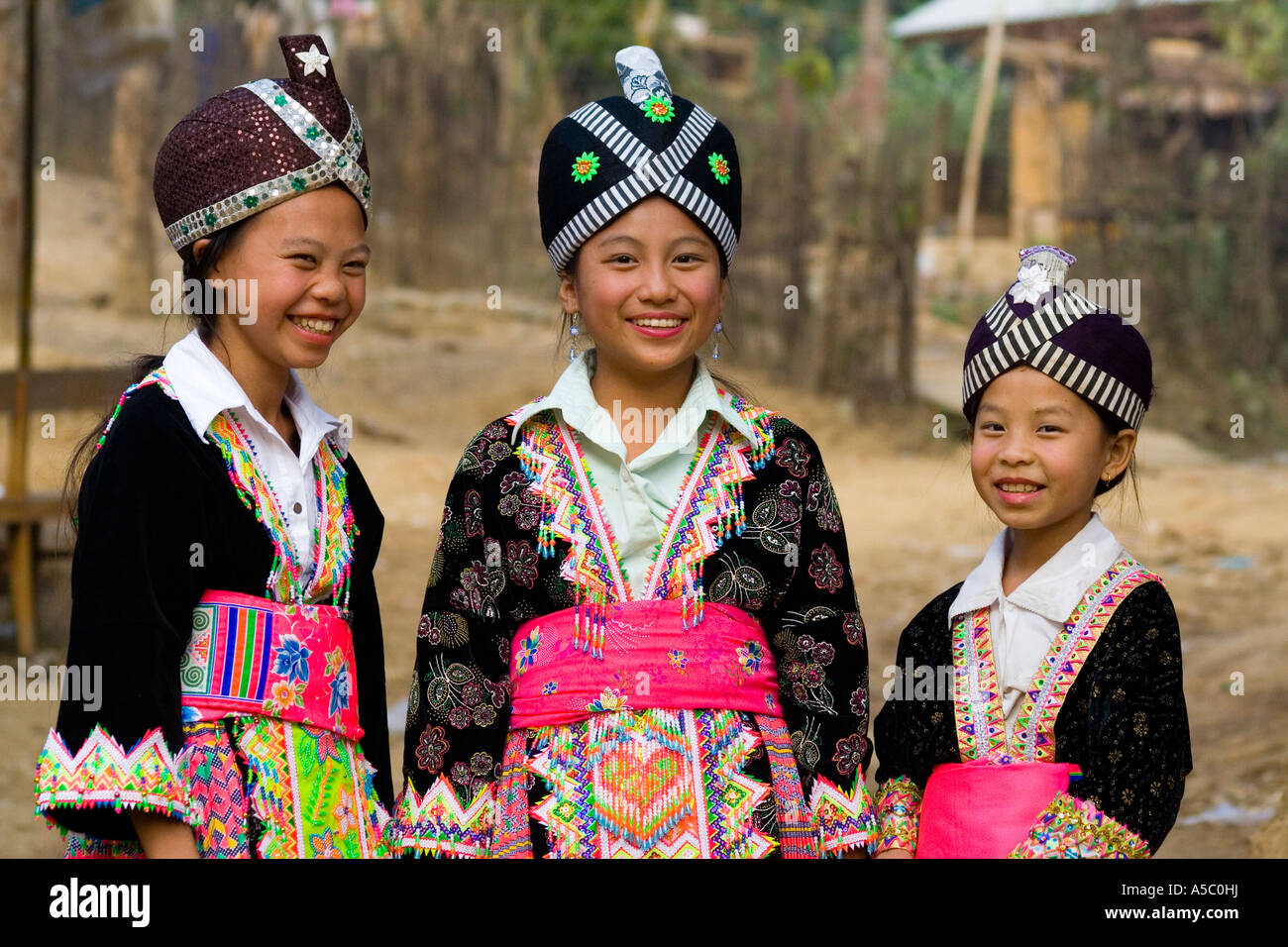 Ragazze Hmong in Abbigliamento tradizionale divieto Khua 1 vicino a Luang Prabang, Laos Foto Stock