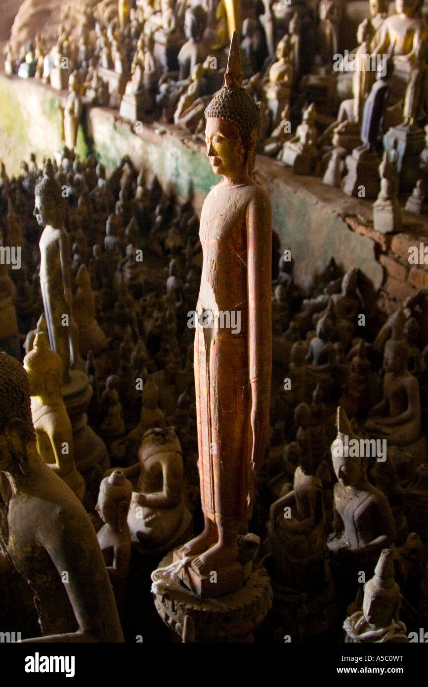 Statue di Buddha all'interno di Pak Ou Grotta Luang Prabang Laos Foto Stock