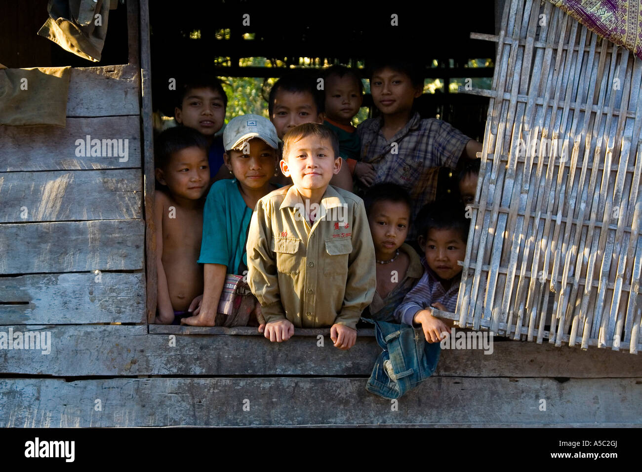 Bambini laotiani in una finestra vicino a Hongsa Laos Foto Stock