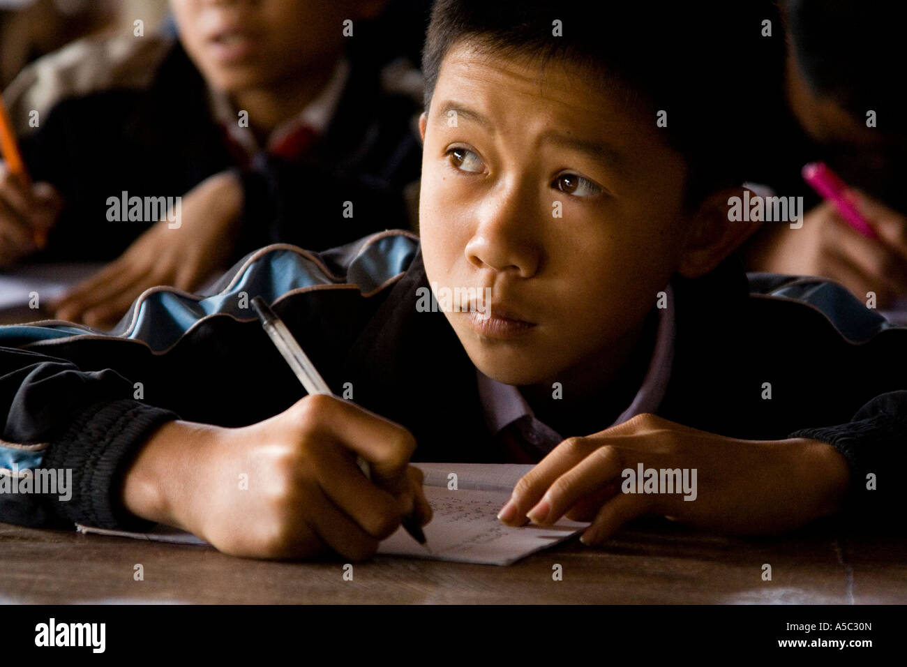 I giovani studenti a prendere appunti Hongsa Laos Foto Stock