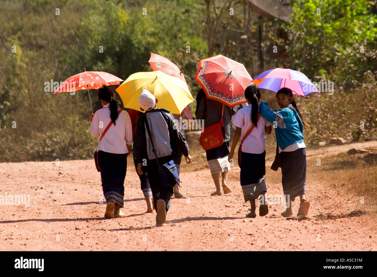 Studentesse a casa a piedi da scuola Hongsa Laos Foto Stock