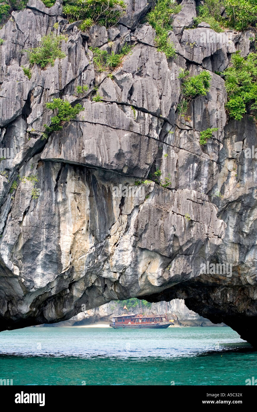 Guardando attraverso arco calcareo grotta presso la Tourist Junk Halong Bay Vietnam Foto Stock