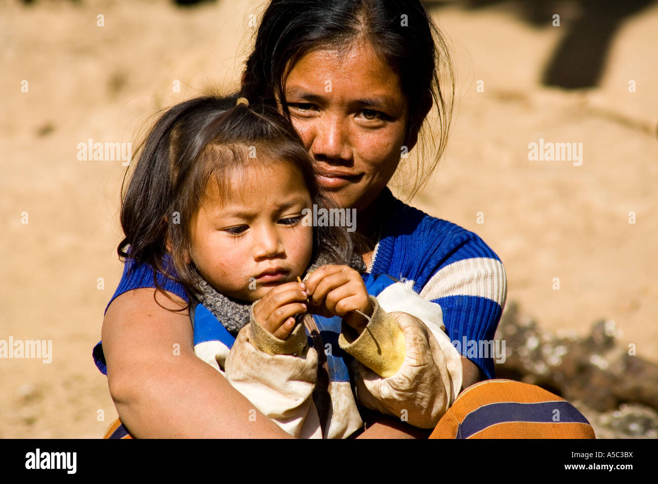 Giovane figlia di madre giro Udomxai o Muang Xai Laos Foto Stock