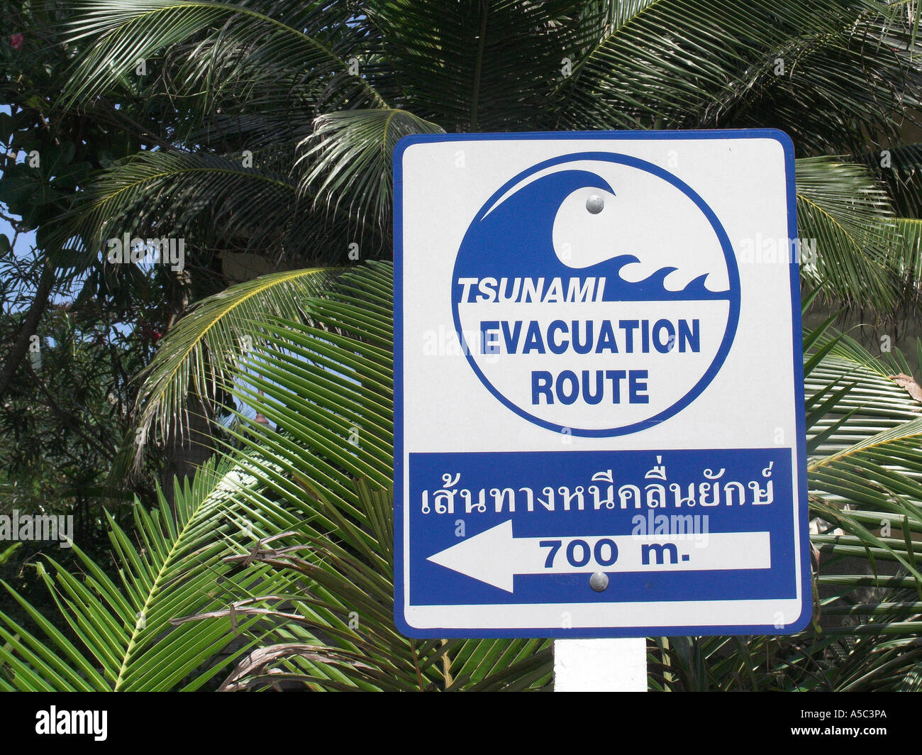 Tsunami Via di Fuga segno Ao Nang Beach vicino a Krabi Thailandia Foto Stock
