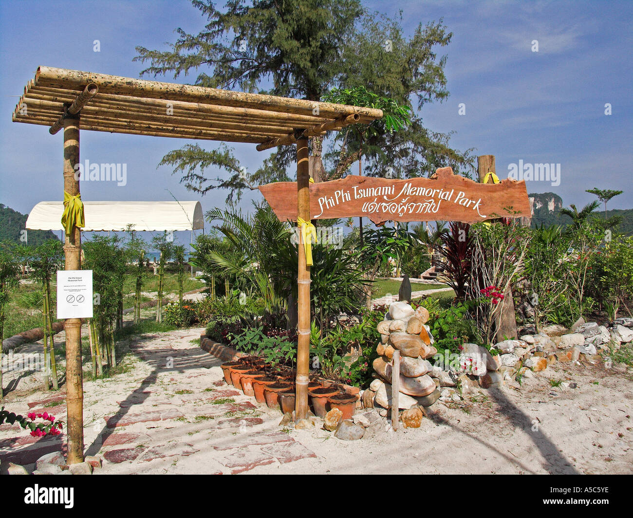 Phi Phi Tsunami Memorial Park Phi Phi island Thailandia Foto Stock